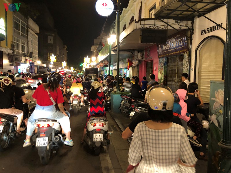 nguoi dan vo tu tu tap, tra da via he o khu vuc hoan kiem nhu "chua he co dich" hinh 11