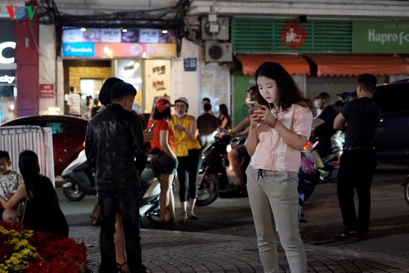 nguoi dan vo tu tu tap, tra da via he o khu vuc hoan kiem nhu "chua he co dich" hinh 2