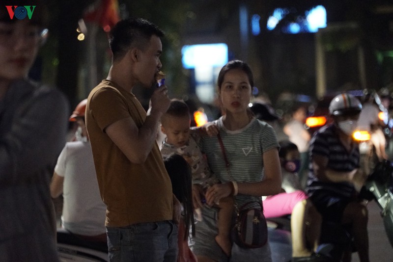 nguoi dan vo tu tu tap, tra da via he o khu vuc hoan kiem nhu "chua he co dich" hinh 3