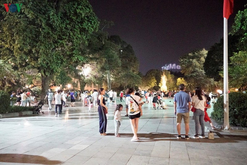 nguoi dan vo tu tu tap, tra da via he o khu vuc hoan kiem nhu "chua he co dich" hinh 4