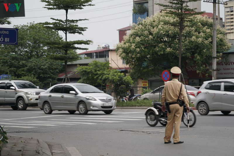 dong nguoi tu cac tinh, thanh do ve ha noi sau ky nghi le 30/4 hinh 11