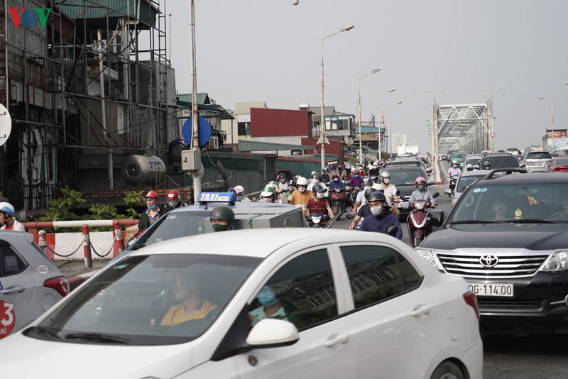 dong nguoi tu cac tinh, thanh do ve ha noi sau ky nghi le 30/4 hinh 7
