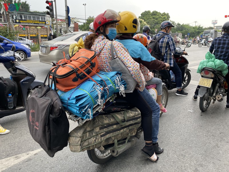 dong nguoi tu cac tinh, thanh do ve ha noi sau ky nghi le 30/4 hinh 4