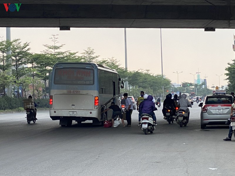 dong nguoi tu cac tinh, thanh do ve ha noi sau ky nghi le 30/4 hinh 6