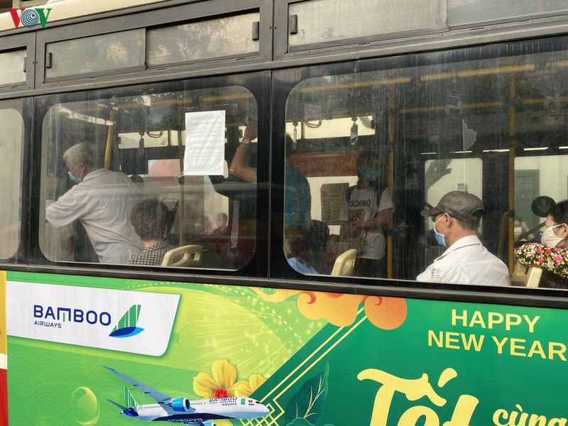dong nguoi tu cac tinh, thanh do ve ha noi sau ky nghi le 30/4 hinh 9