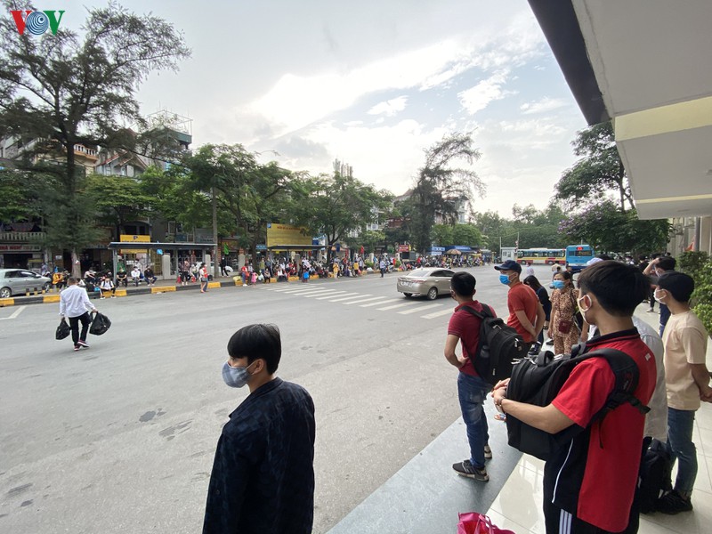 dong nguoi tu cac tinh, thanh do ve ha noi sau ky nghi le 30/4 hinh 8