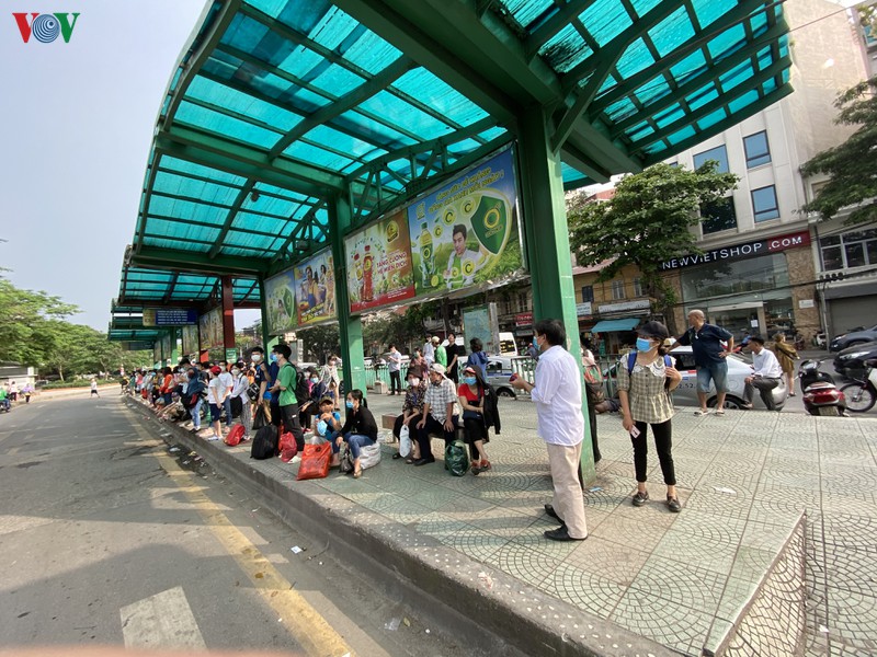 dong nguoi tu cac tinh, thanh do ve ha noi sau ky nghi le 30/4 hinh 10