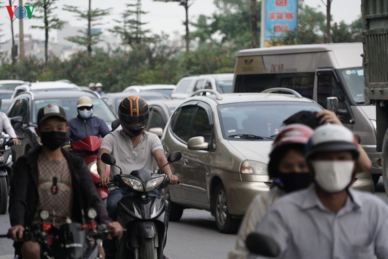 dong nguoi tu cac tinh, thanh do ve ha noi sau ky nghi le 30/4 hinh 3