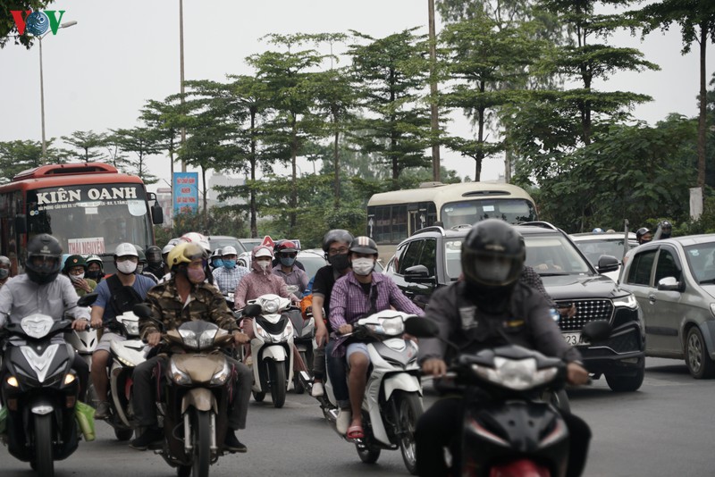 dong nguoi tu cac tinh, thanh do ve ha noi sau ky nghi le 30/4 hinh 2
