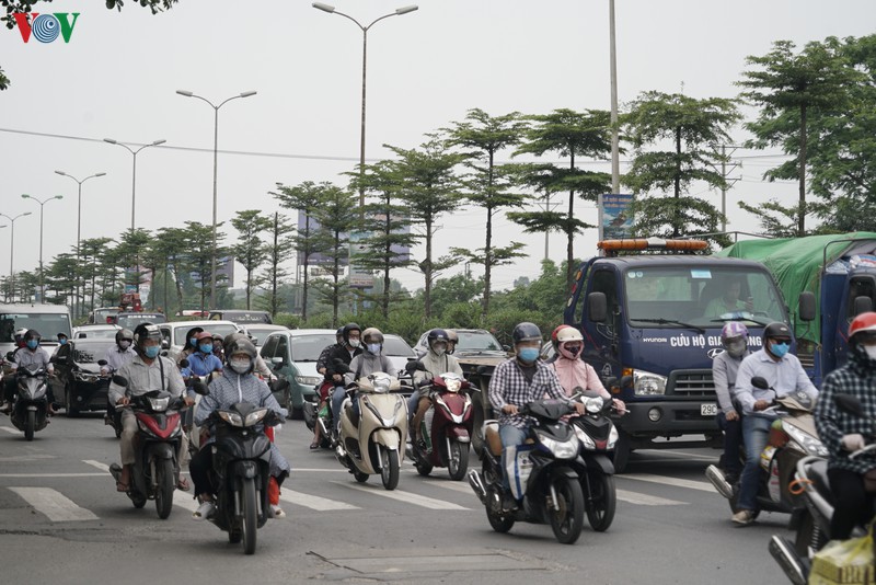 dong nguoi tu cac tinh, thanh do ve ha noi sau ky nghi le 30/4 hinh 1