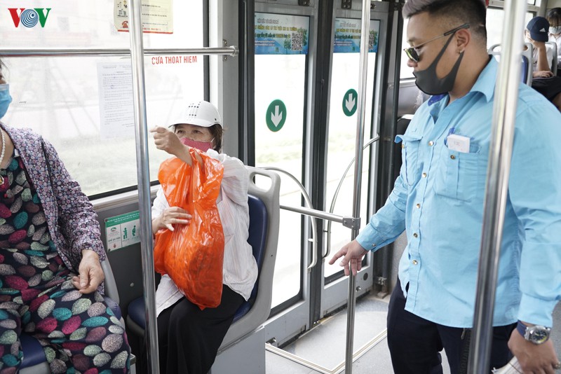 anh: nguoi dan ha noi chap hanh quy dinh gian cach khi di xe bus hinh 6