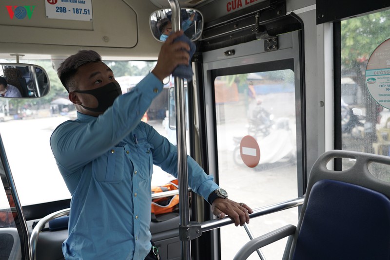 anh: nguoi dan ha noi chap hanh quy dinh gian cach khi di xe bus hinh 10