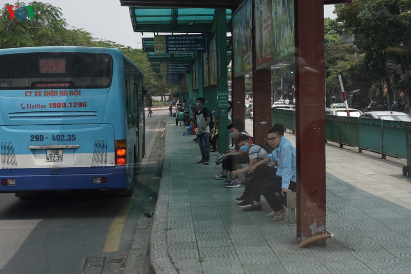 anh: nguoi dan ha noi chap hanh quy dinh gian cach khi di xe bus hinh 11