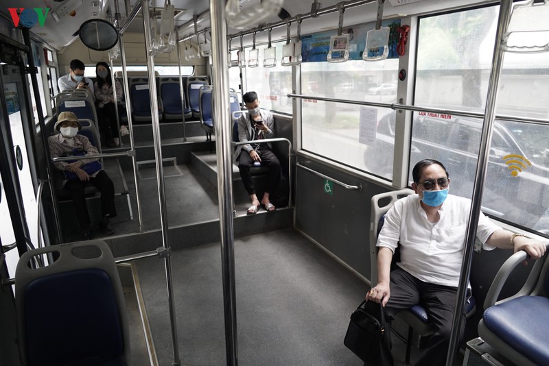 anh: nguoi dan ha noi chap hanh quy dinh gian cach khi di xe bus hinh 3