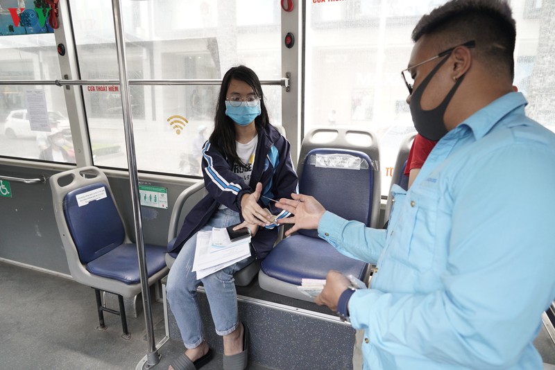 anh: nguoi dan ha noi chap hanh quy dinh gian cach khi di xe bus hinh 7