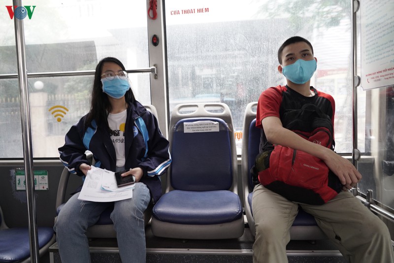 anh: nguoi dan ha noi chap hanh quy dinh gian cach khi di xe bus hinh 4
