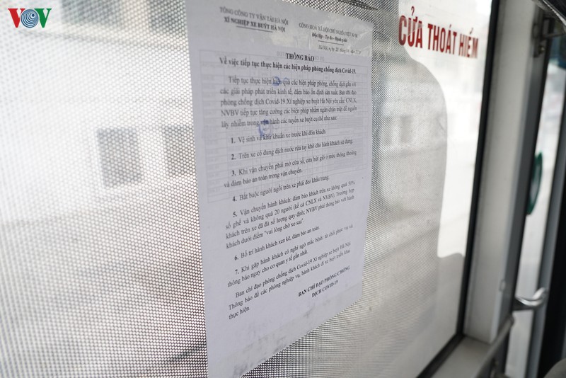 anh: nguoi dan ha noi chap hanh quy dinh gian cach khi di xe bus hinh 8