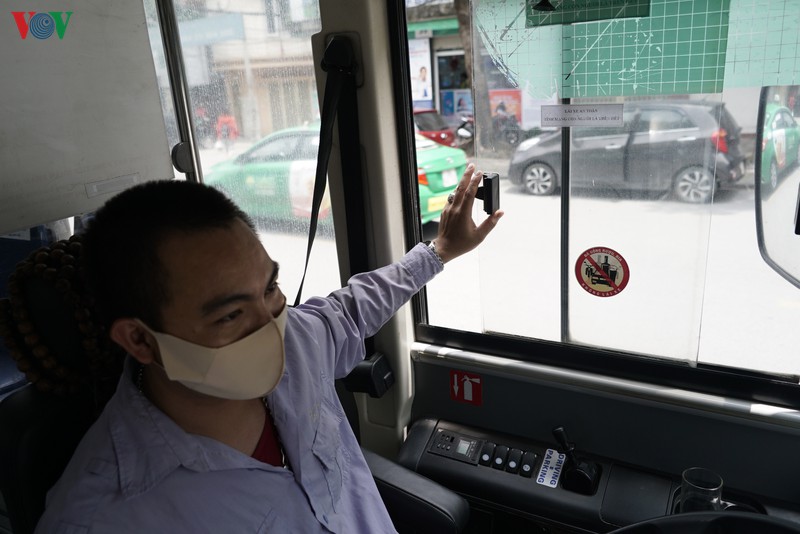 anh: nguoi dan ha noi chap hanh quy dinh gian cach khi di xe bus hinh 9