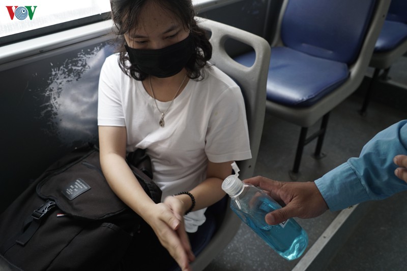 anh: nguoi dan ha noi chap hanh quy dinh gian cach khi di xe bus hinh 5