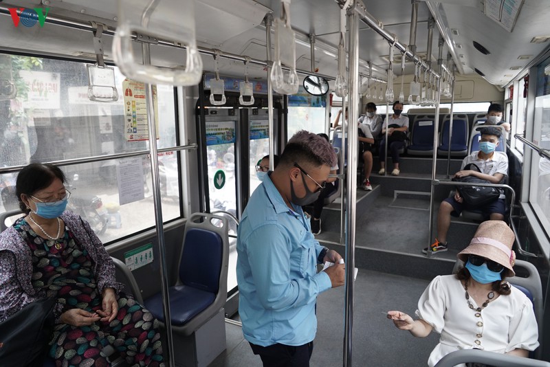 anh: nguoi dan ha noi chap hanh quy dinh gian cach khi di xe bus hinh 2