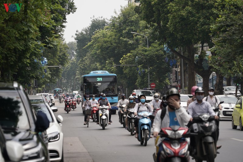 anh: nguoi dan ha noi chap hanh quy dinh gian cach khi di xe bus hinh 1