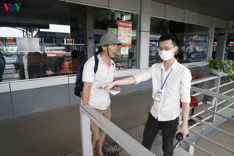 anh: xe khach vang nguoi du da go bo quy dinh gian cach tren xe hinh 11