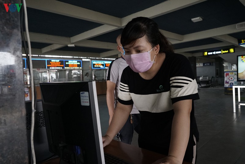 anh: xe khach vang nguoi du da go bo quy dinh gian cach tren xe hinh 10