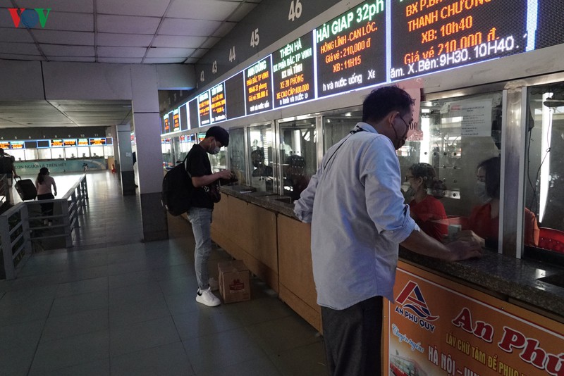 anh: xe khach vang nguoi du da go bo quy dinh gian cach tren xe hinh 2