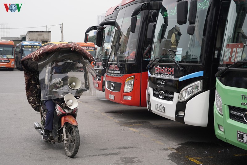anh: xe khach vang nguoi du da go bo quy dinh gian cach tren xe hinh 12