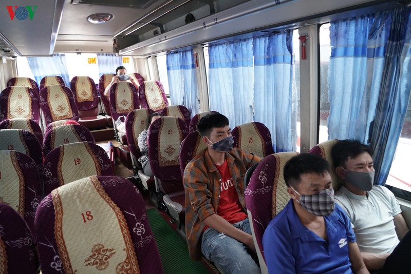anh: xe khach vang nguoi du da go bo quy dinh gian cach tren xe hinh 5