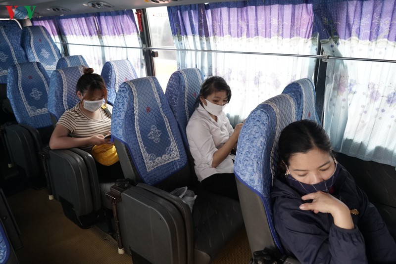 anh: xe khach vang nguoi du da go bo quy dinh gian cach tren xe hinh 6