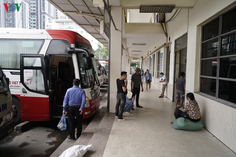 anh: xe khach vang nguoi du da go bo quy dinh gian cach tren xe hinh 4