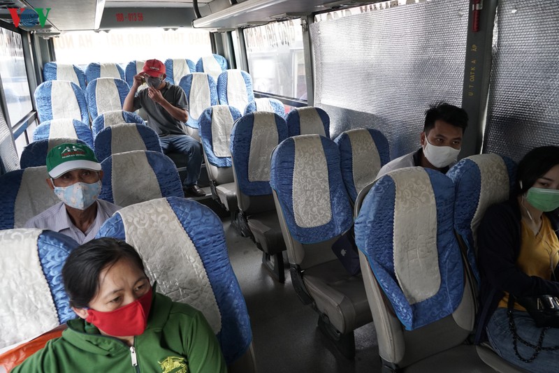 anh: xe khach vang nguoi du da go bo quy dinh gian cach tren xe hinh 9