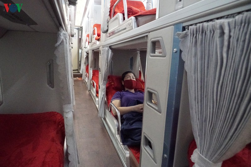 anh: xe khach vang nguoi du da go bo quy dinh gian cach tren xe hinh 3