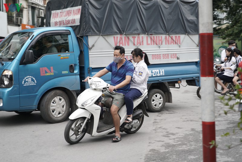 ha noi: hoc sinh khong doi mu, deo khau trang khi tham gia giao thong hinh 5