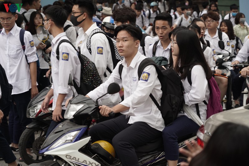 ha noi: hoc sinh khong doi mu, deo khau trang khi tham gia giao thong hinh 1