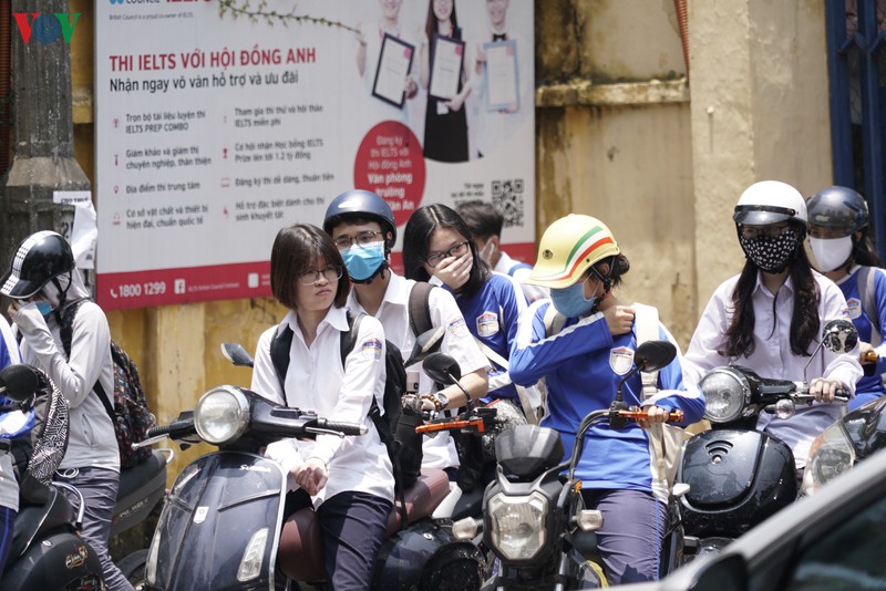 ha noi: hoc sinh khong doi mu, deo khau trang khi tham gia giao thong hinh 6