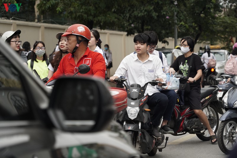 ha noi: hoc sinh khong doi mu, deo khau trang khi tham gia giao thong hinh 3