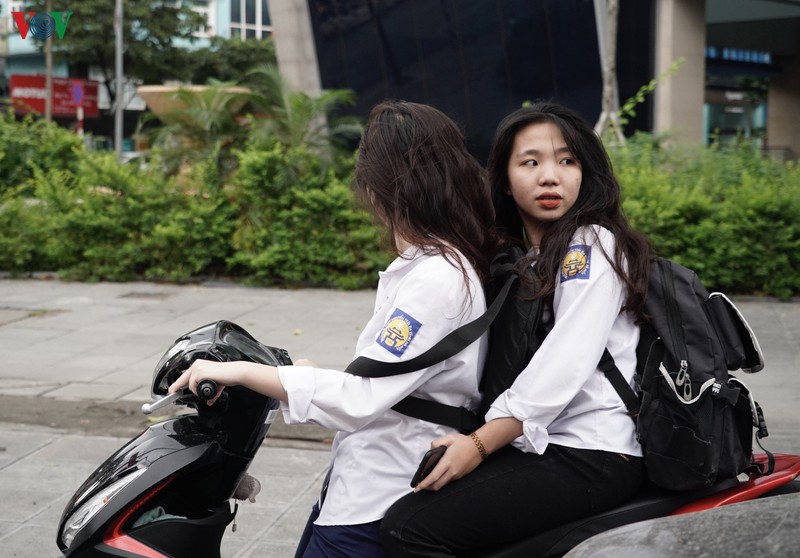 ha noi: hoc sinh khong doi mu, deo khau trang khi tham gia giao thong hinh 4