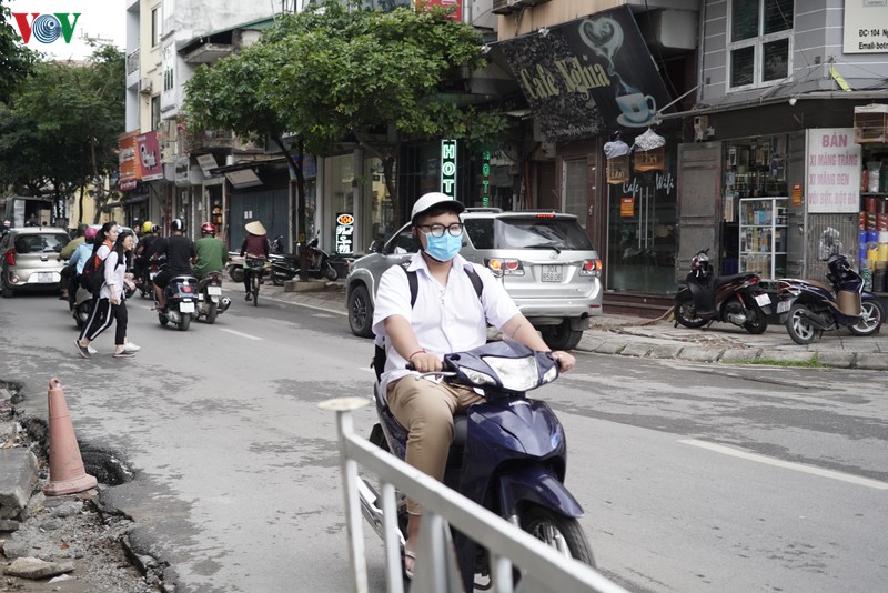 ha noi: hoc sinh khong doi mu, deo khau trang khi tham gia giao thong hinh 11