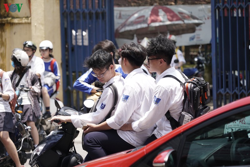 ha noi: hoc sinh khong doi mu, deo khau trang khi tham gia giao thong hinh 9