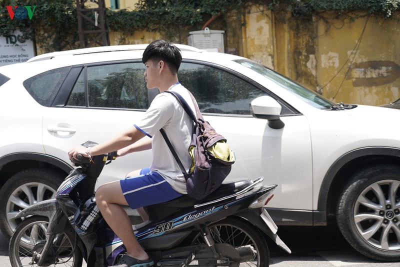 ha noi: hoc sinh khong doi mu, deo khau trang khi tham gia giao thong hinh 7