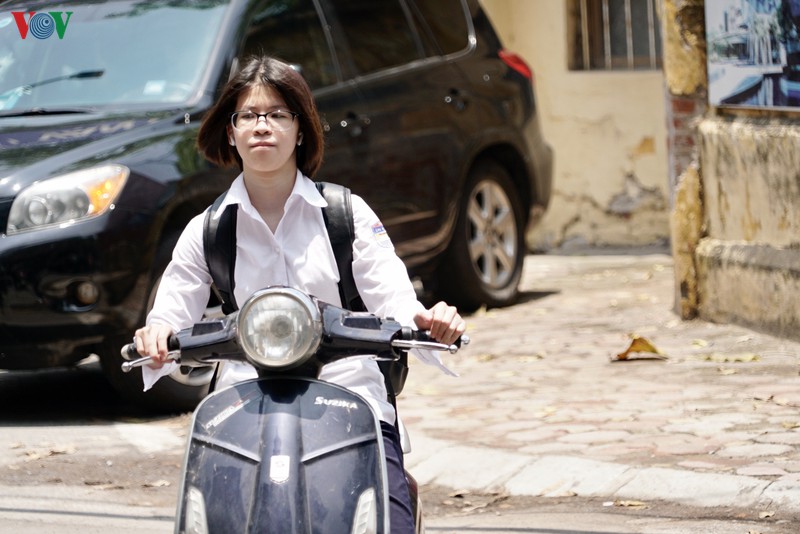 ha noi: hoc sinh khong doi mu, deo khau trang khi tham gia giao thong hinh 8