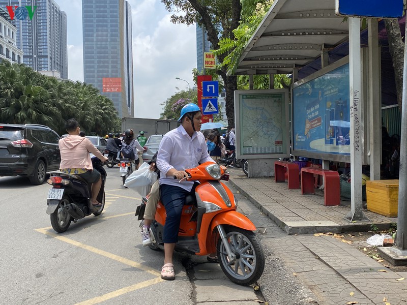 ha noi: hoc sinh khong doi mu, deo khau trang khi tham gia giao thong hinh 12