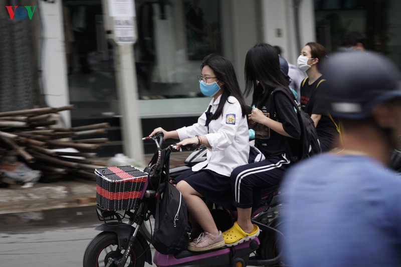 ha noi: hoc sinh khong doi mu, deo khau trang khi tham gia giao thong hinh 2