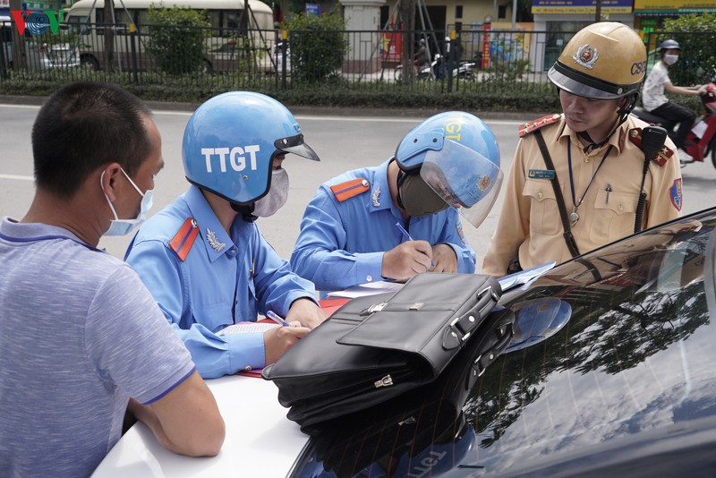 nhieu xe taxi che bien, dung do sai quy dinh truoc cong benh vien hinh 3