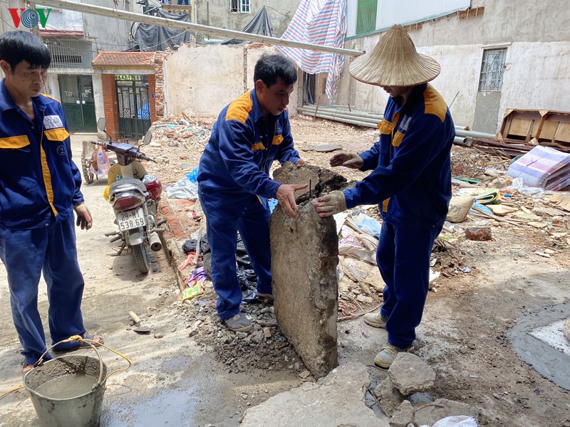 anh: xe nang, ba gac "cay" nat ngo 36 pho dich vong hau, ha noi hinh 8