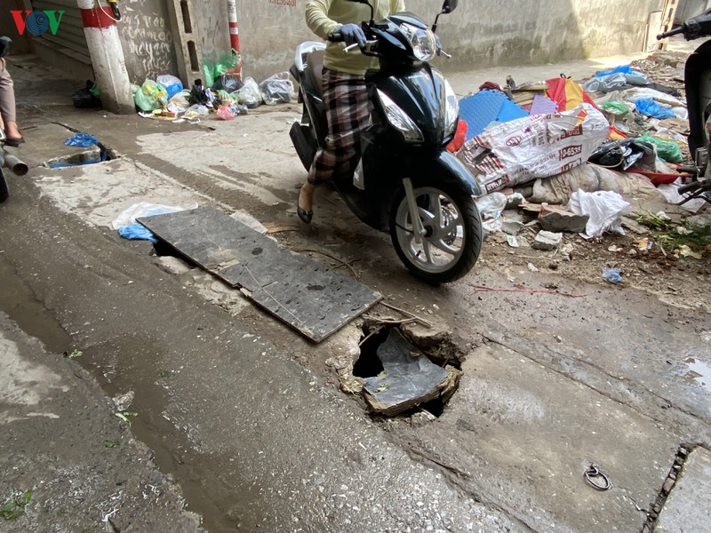 anh: xe nang, ba gac "cay" nat ngo 36 pho dich vong hau, ha noi hinh 4