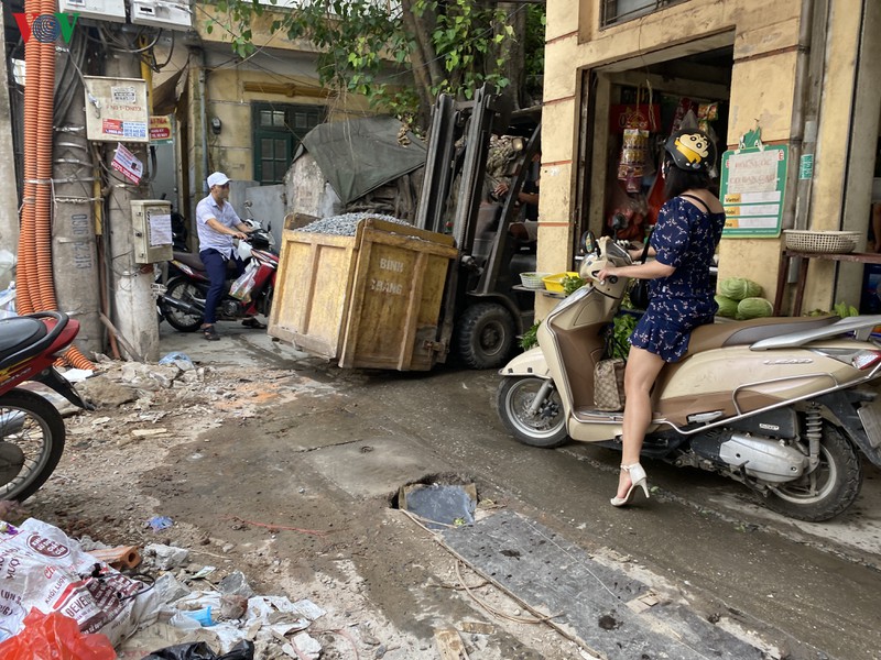 anh: xe nang, ba gac "cay" nat ngo 36 pho dich vong hau, ha noi hinh 1