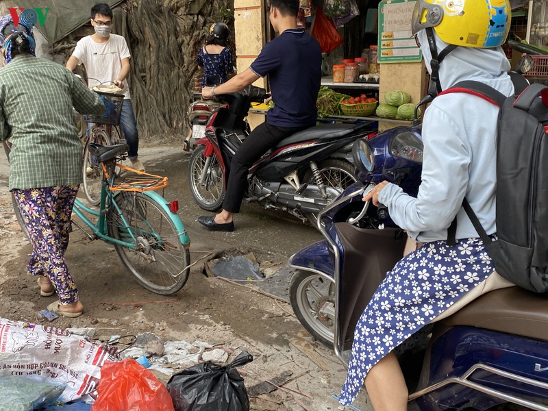 anh: xe nang, ba gac "cay" nat ngo 36 pho dich vong hau, ha noi hinh 5